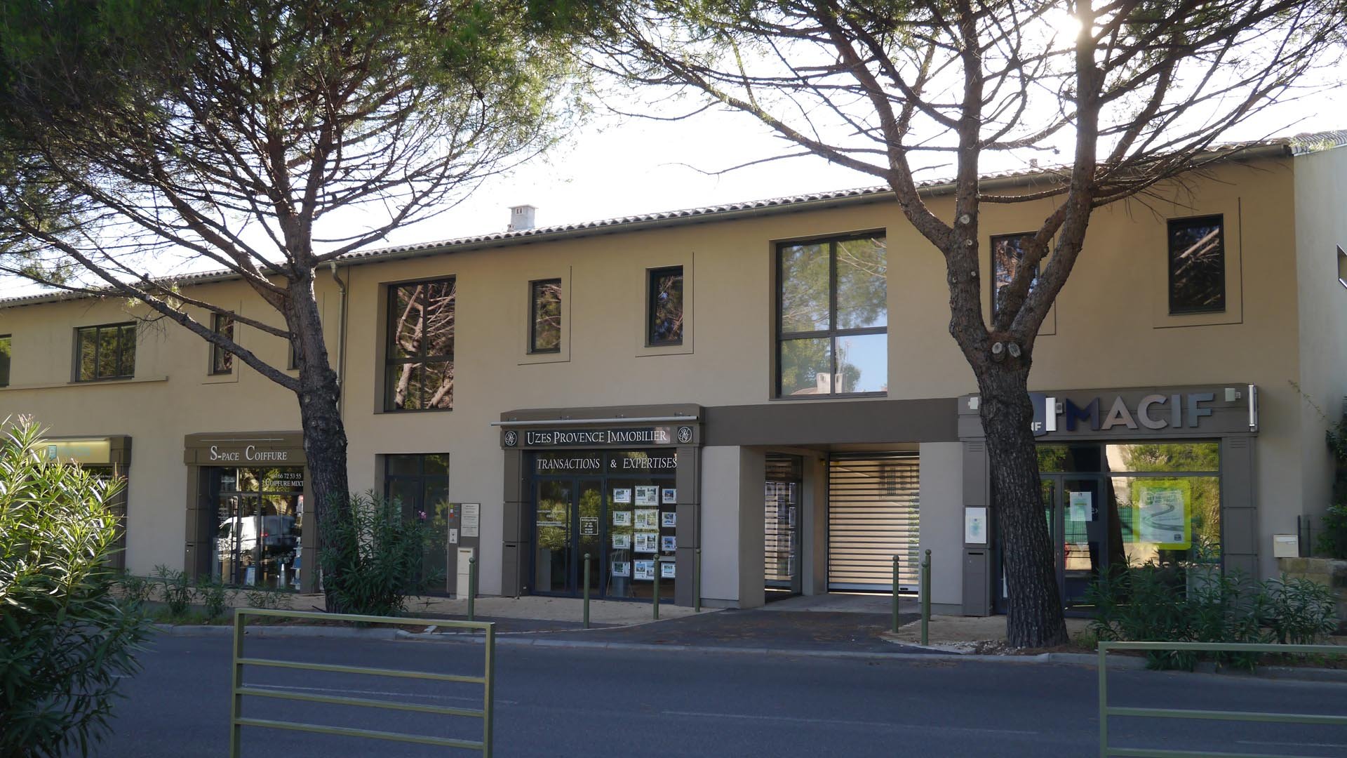 Uzès - immeuble de commerces et de bureaux